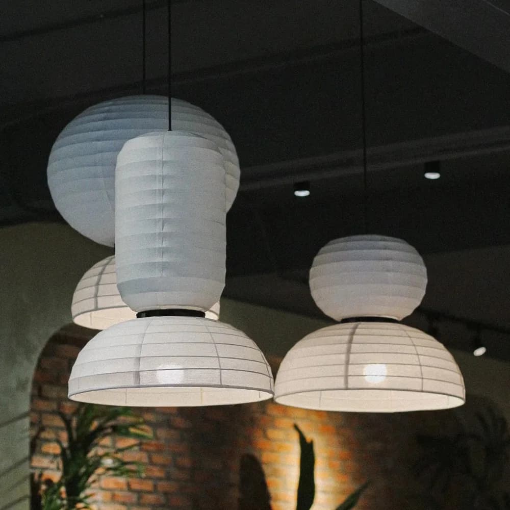 Đèn vải trắng tối giản phong cách wabi-sabi trong không gian quán cafe