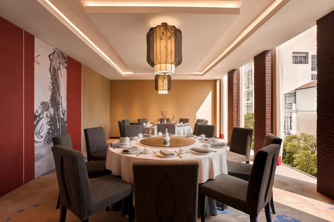 Dự án đèn thả vải trọn gói lắp đặt tại nhà hàng cao cấp, thấy rõ cụm đèn đồng bộ theo bản vẽ thiết kế