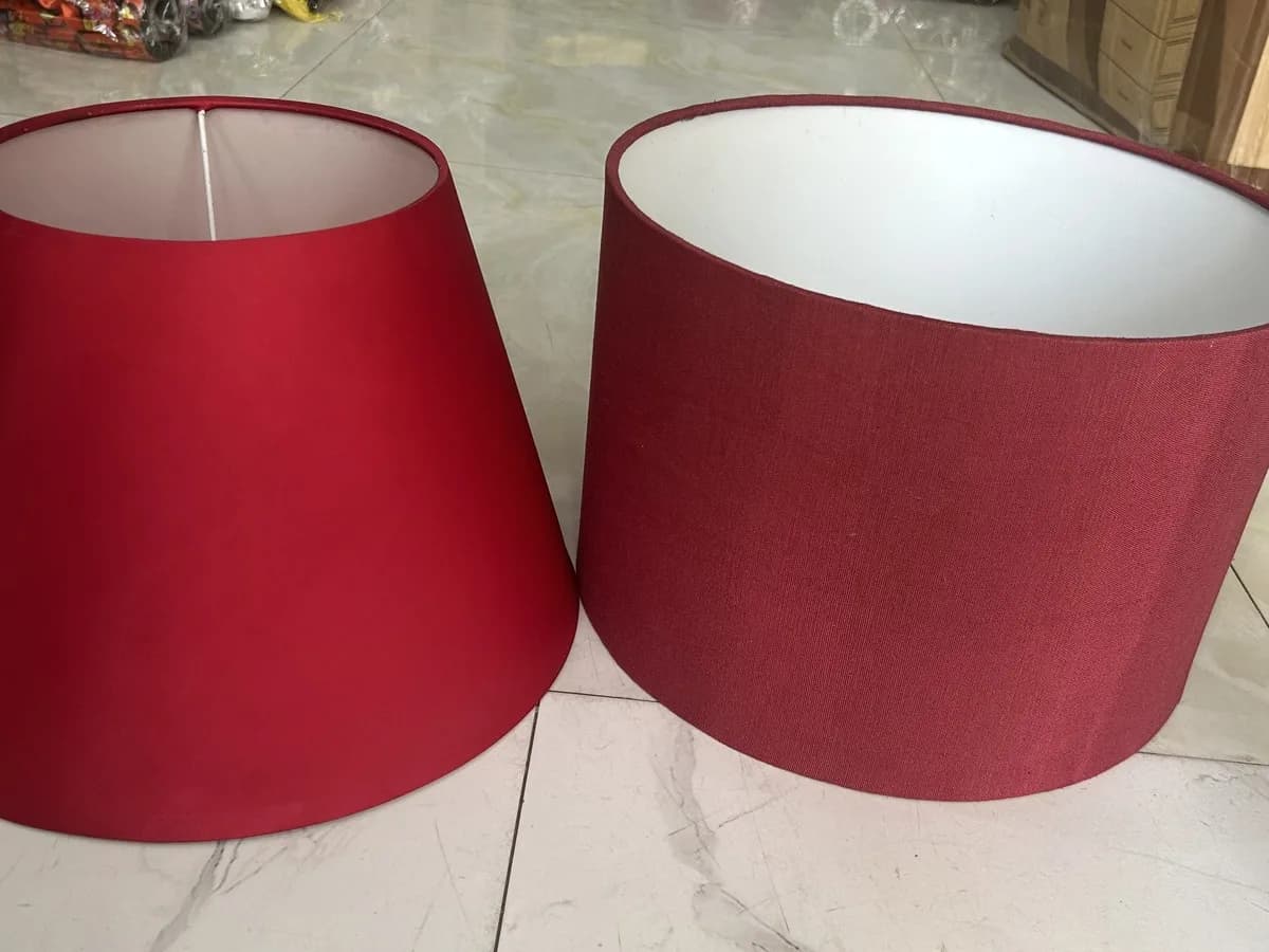 Cone đỏ trên marble