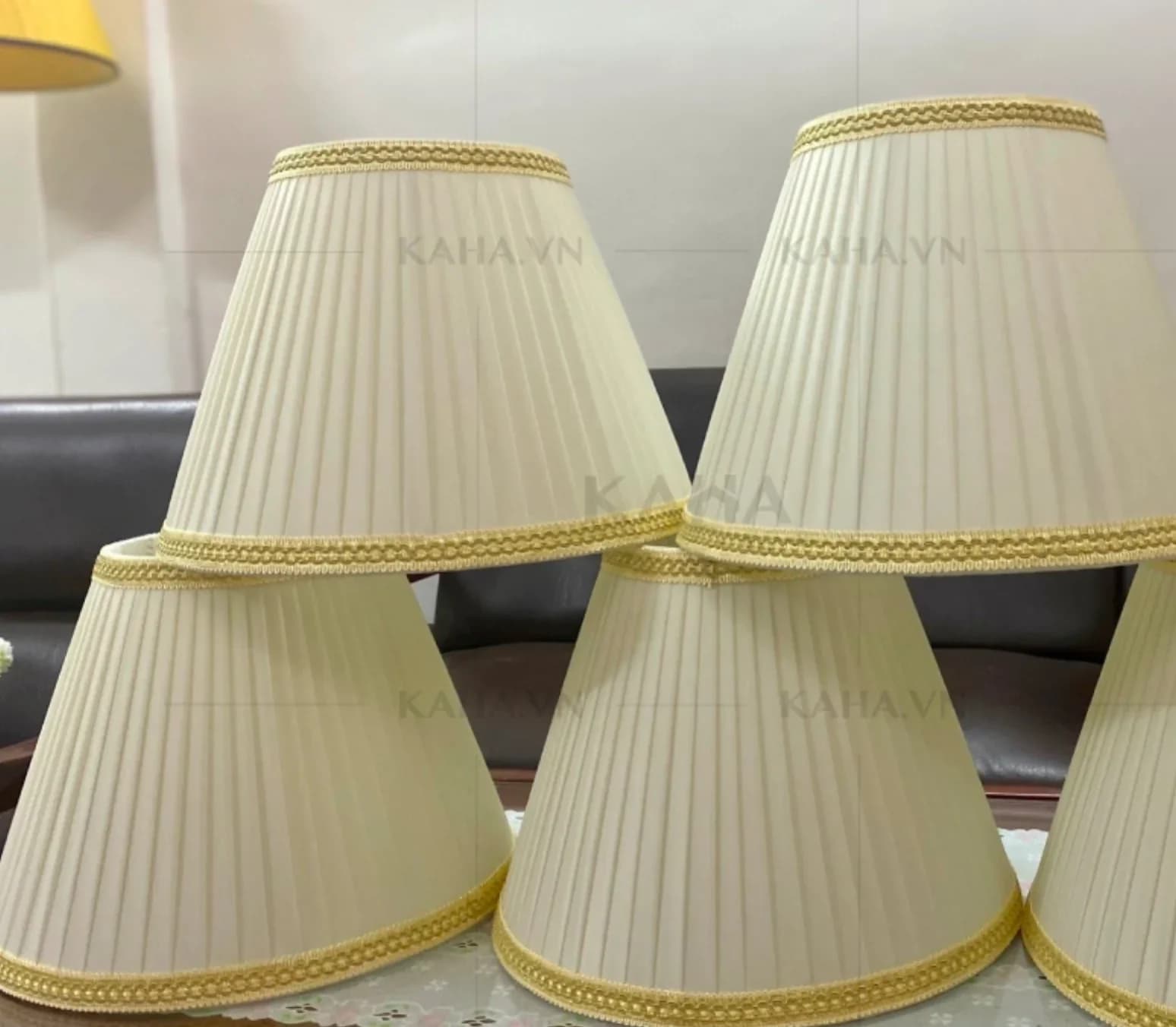 Chụp đèn ngủ vải trắng viền vàng hình nón cổ điển KH-59EC3C