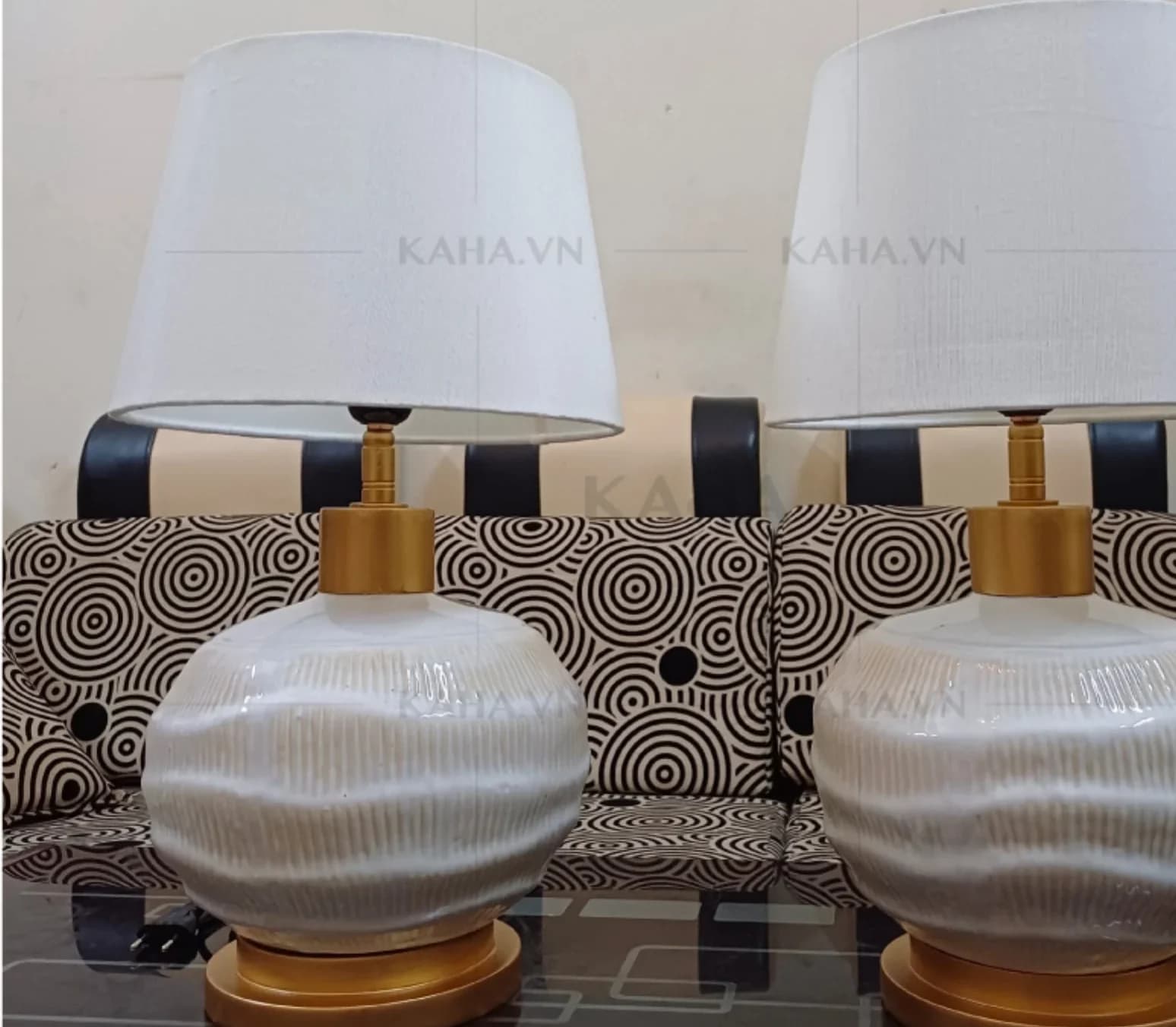 Đèn Ngủ Để Bàn Chao Vải Trắng Đế Gốm Vân Nổi KAHA KH-BCCA20