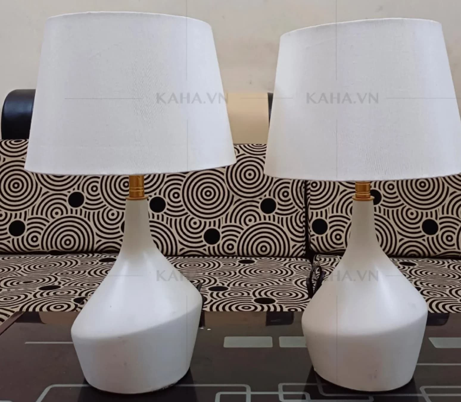 Đèn ngủ khách sạn chao vải trắng đế gốm trắng chân đồng hiện đại KAHA KH-2999ED