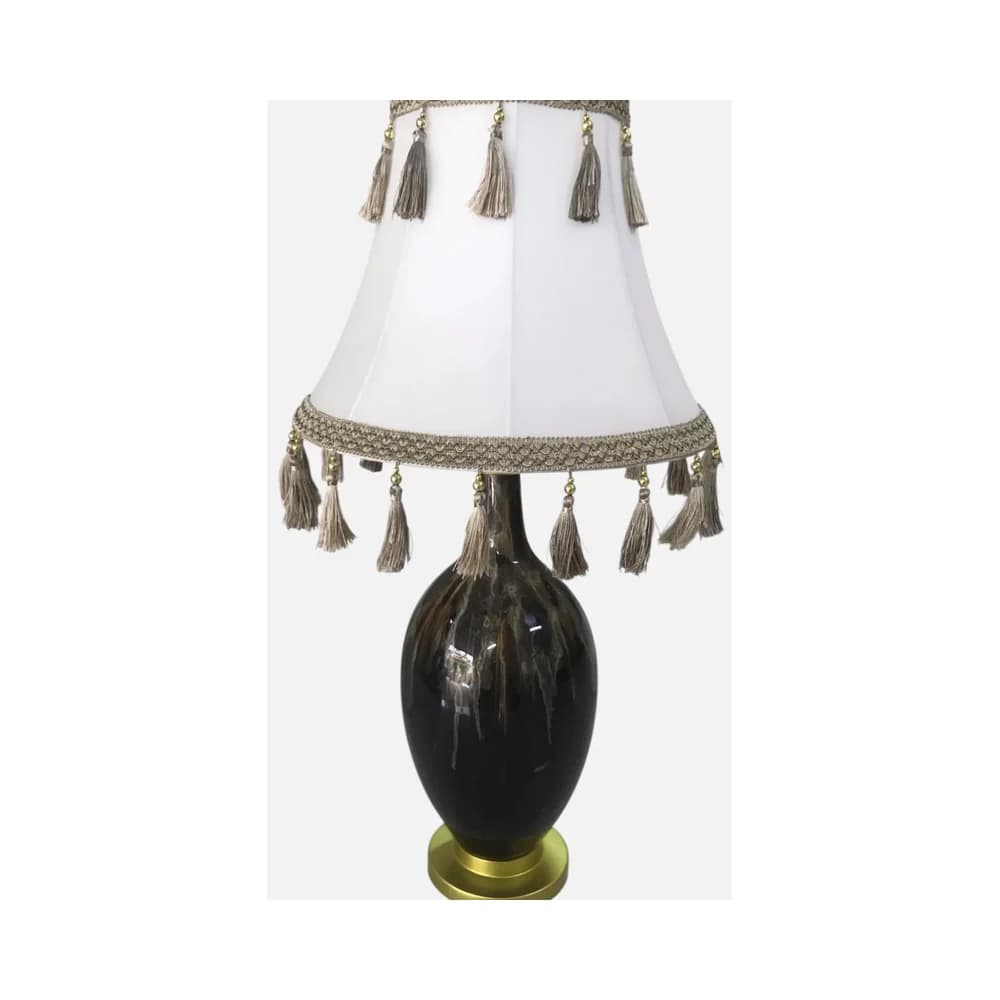 Đèn Ngủ Khách Sạn Chao Vải Trắng Đế Gốm Đen Tua Rua KH-445A39