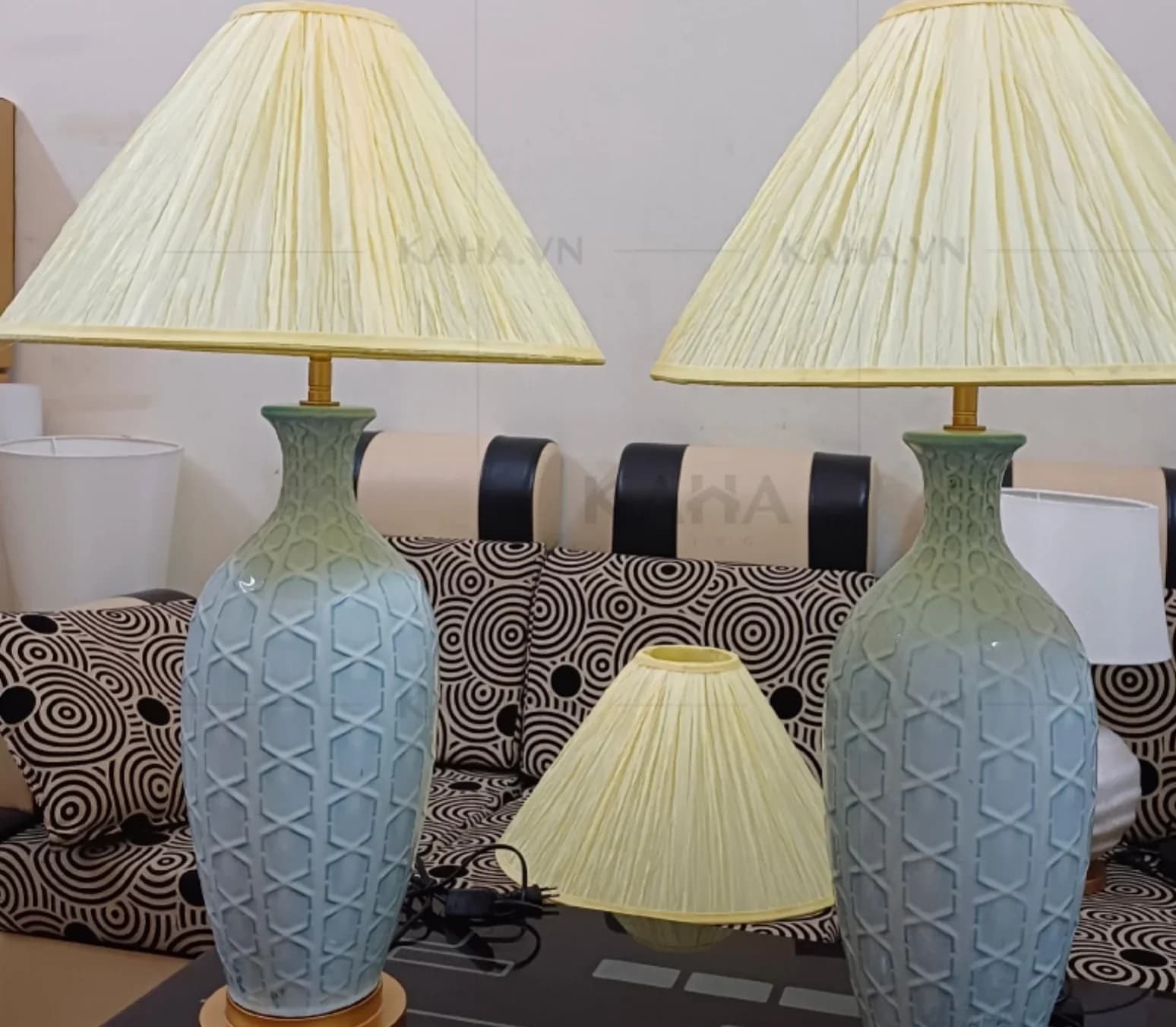 Đèn Ngủ Khách Sạn Chao Vải Xếp Nếp Kem Đế Gốm Xanh Ngọc KAHA KH-F5D655