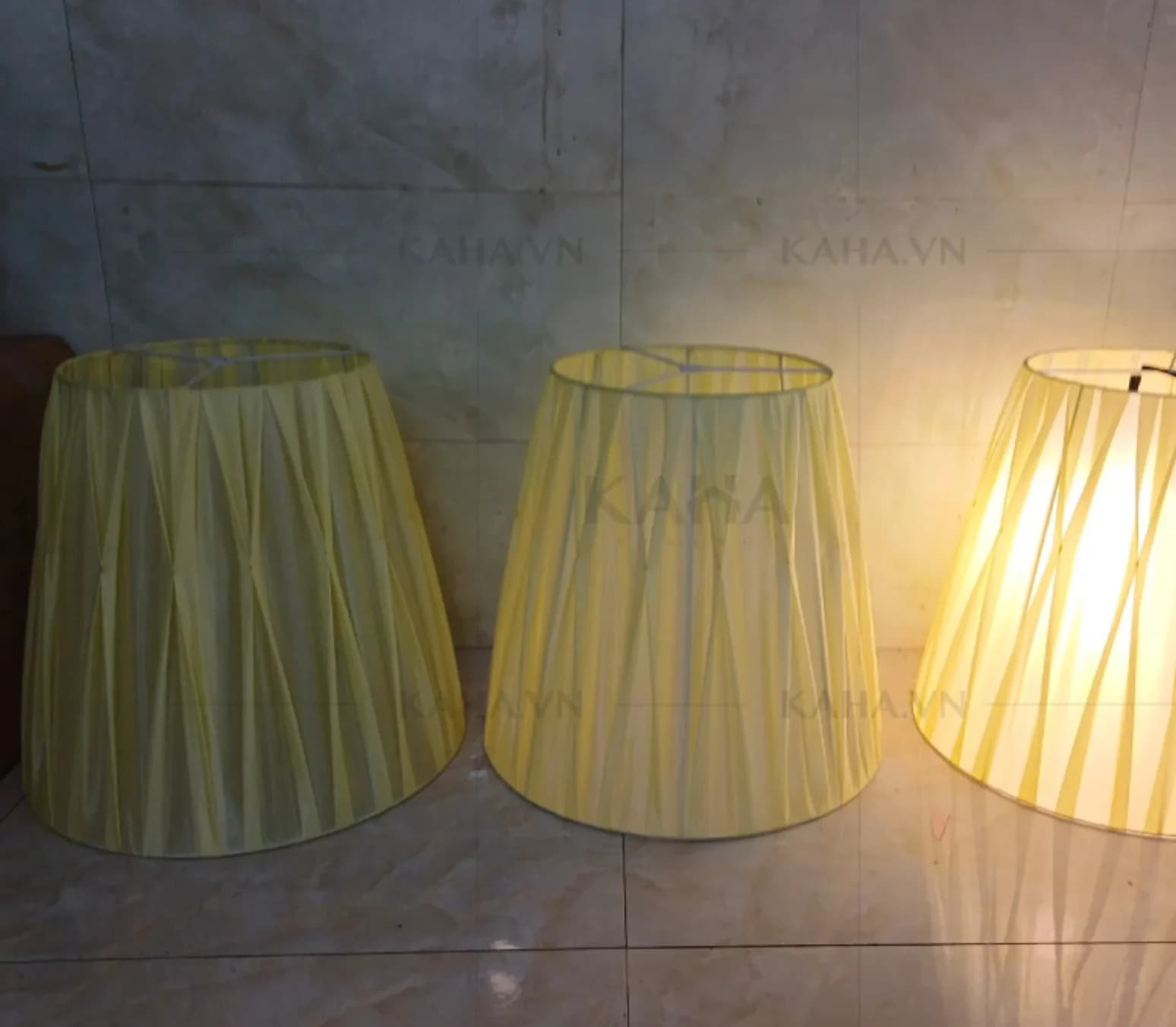 Chụp đèn ngủ vải gấp nếp màu vàng nhạt KH-005718