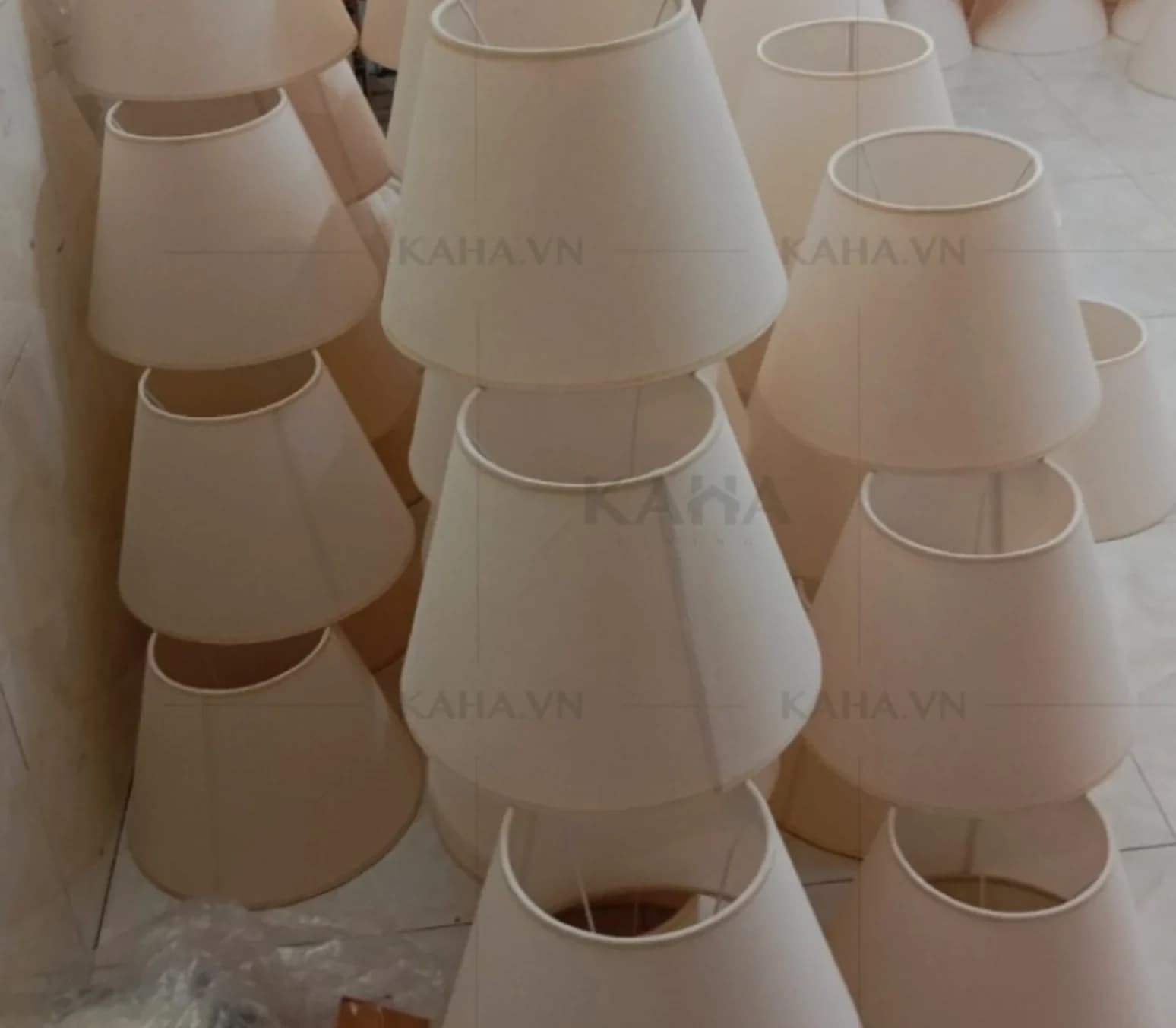 Sản Xuất Chụp Đèn Ngủ Hình Nón Vải Trắng Kem Số Lượng Lớn KH-2A5B35