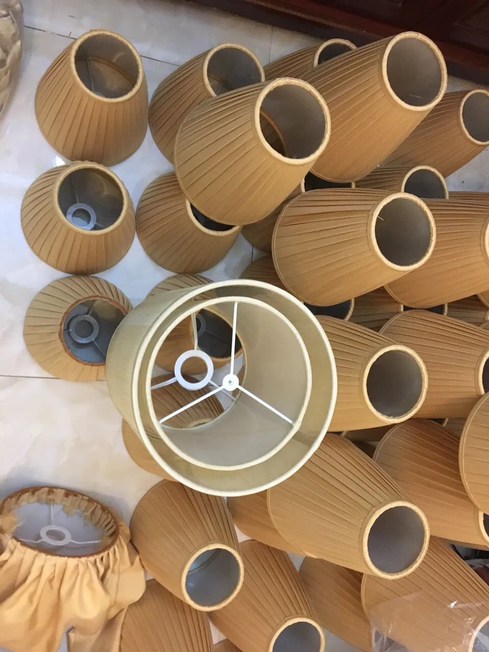 Chụp trụ xếp ly màu mù tạt, lô hàng loạt