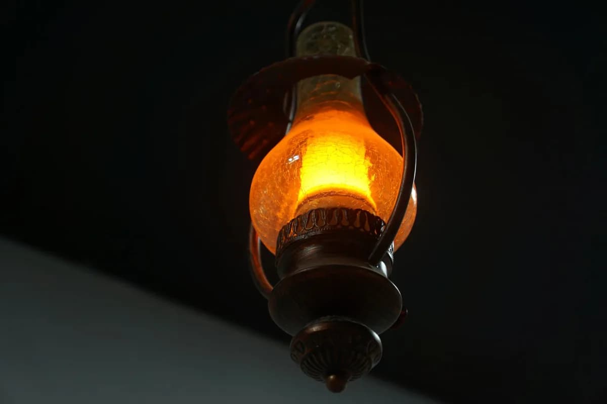 Đèn Thả Trần Bằng Gỗ Óc Chó — Chao Khoét hàn — ảnh minh họa