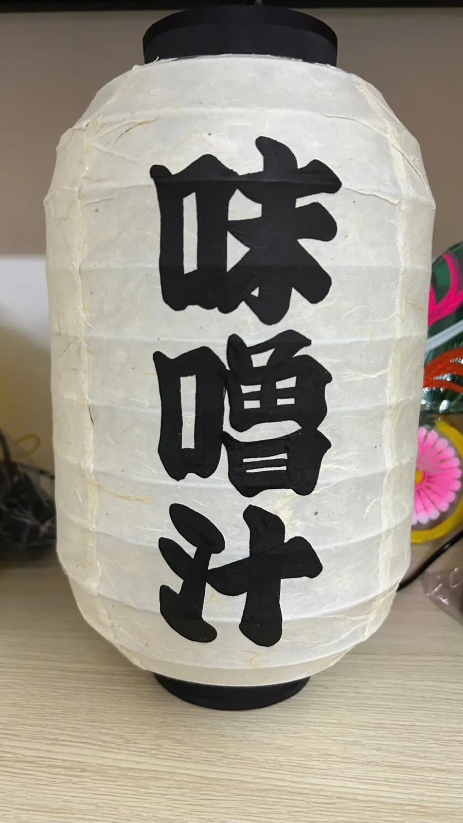 đèn giấy dó trụ in chữ kanji miso soup tiếng nhật cận cảnh kaha