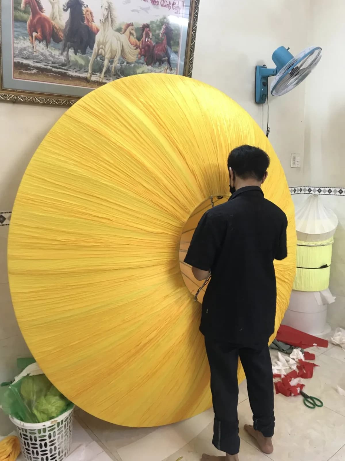 người thợ đứng bên đèn vải hình cầu màu vàng khổng lồ đường kính 2m tại xưởng kaha