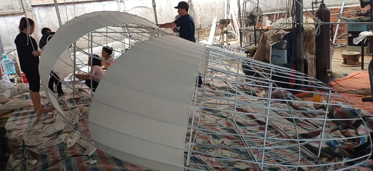 xưởng kaha 4 thợ dán vải khung đèn oval size lớn sản xuất thực tế