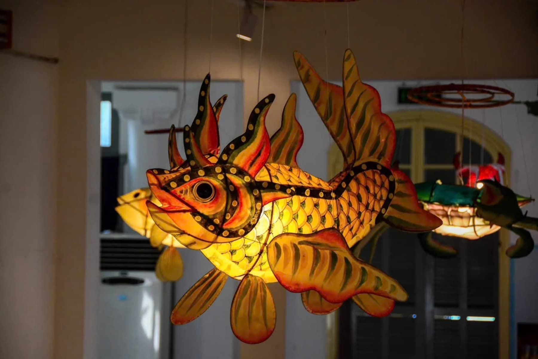 đèn lồng nhật bản vẽ tay cá vàng koi handmade kaha