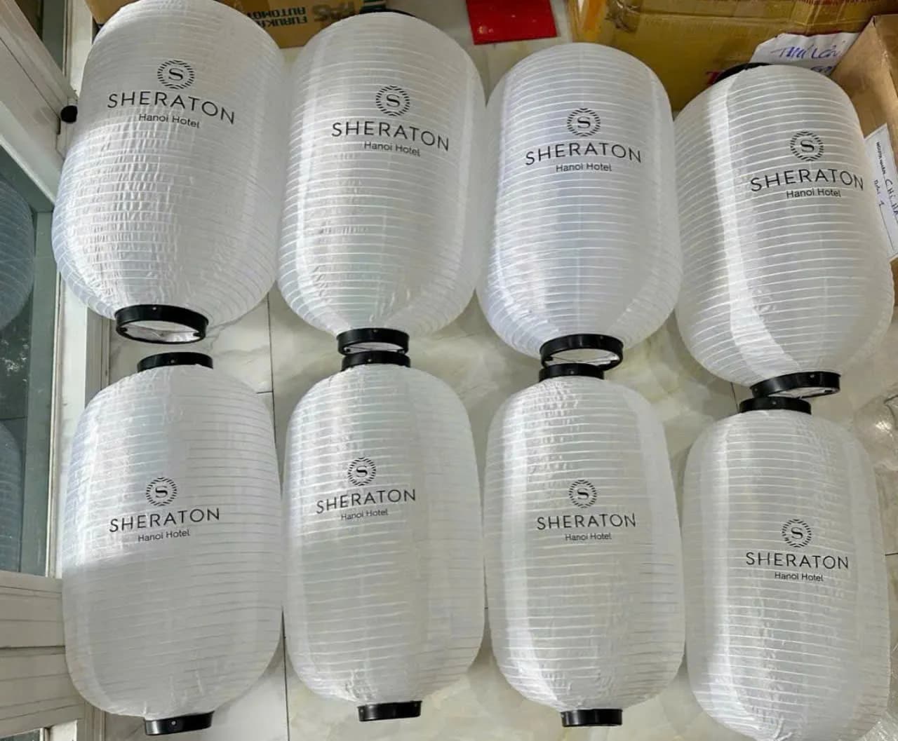 8 đèn lồng vải dù trắng in logo Sheraton Hanoi Hotel do xưởng KAHA sản xuất, 4 cỡ lớn và 4 cỡ nhỏ