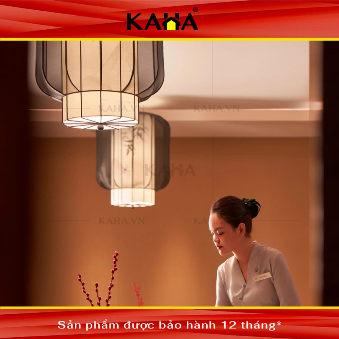 Đèn ngủ khách sạn vải trắng dáng trụ tròn khung sắt đen đặt đầu giường