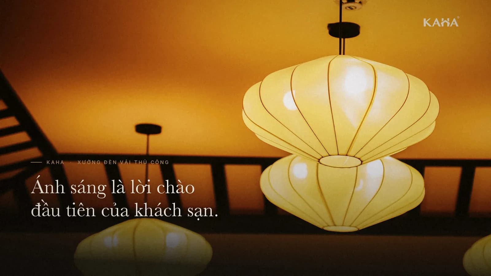Video giới thiệu xưởng đèn vải KAHA — đèn vải thả trần thắp sáng, tiêu đề Ánh sáng là lời chào đầu tiên của khách sạn