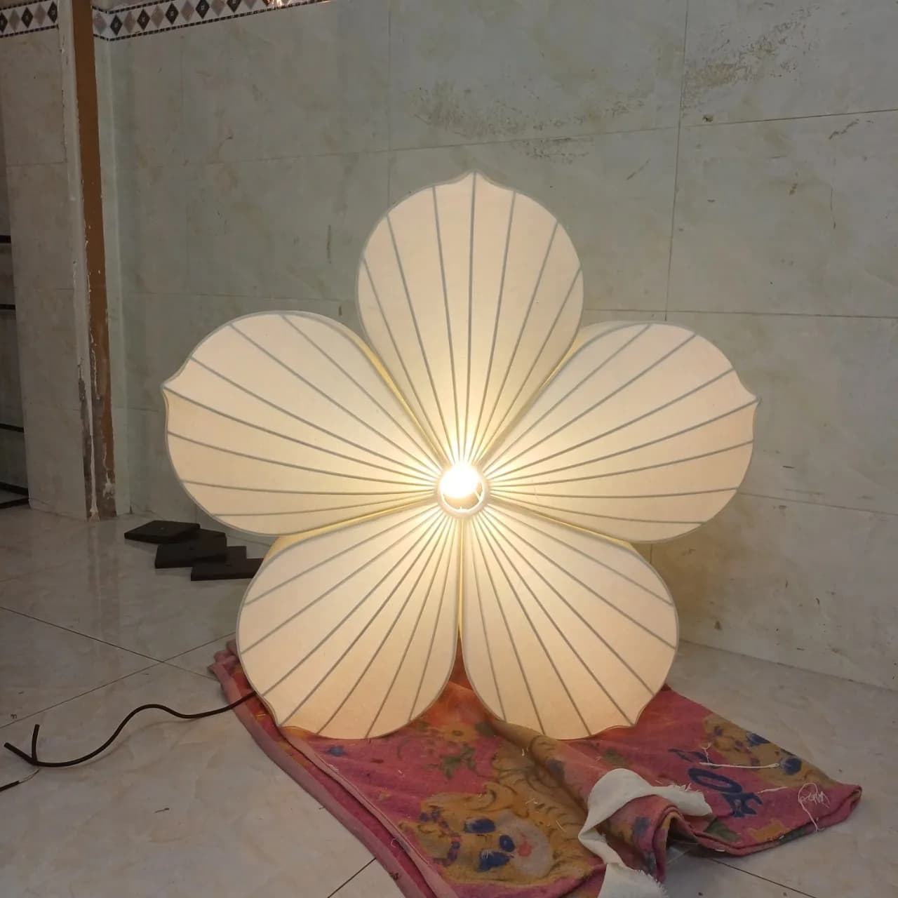 Đèn vải tạo hình bông hoa năm cánh phát sáng