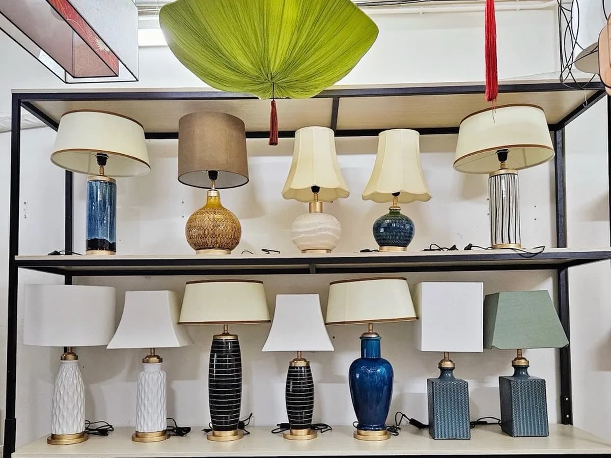 Kệ showroom trưng bày nhiều mẫu đèn chụp vải đa màu của KAHA