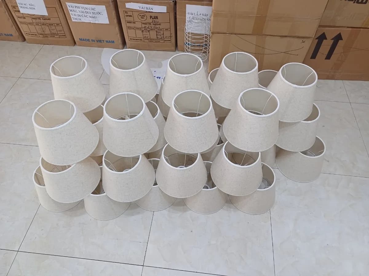 Tháp chụp đèn vải dáng nón màu be xếp nhiều tầng tại xưởng KAHA