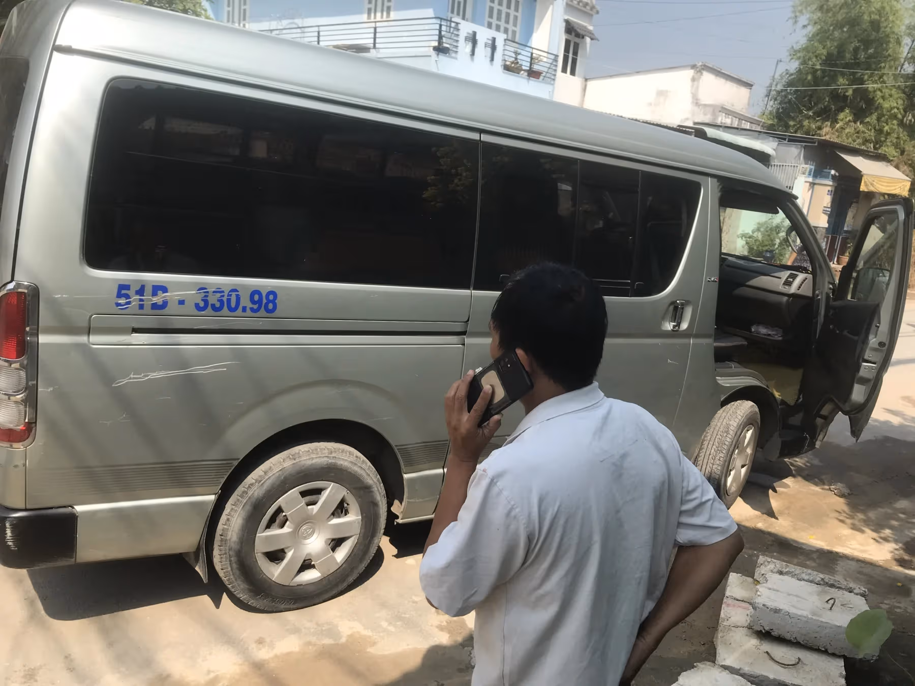 Cài móc thép vào lỗ trần