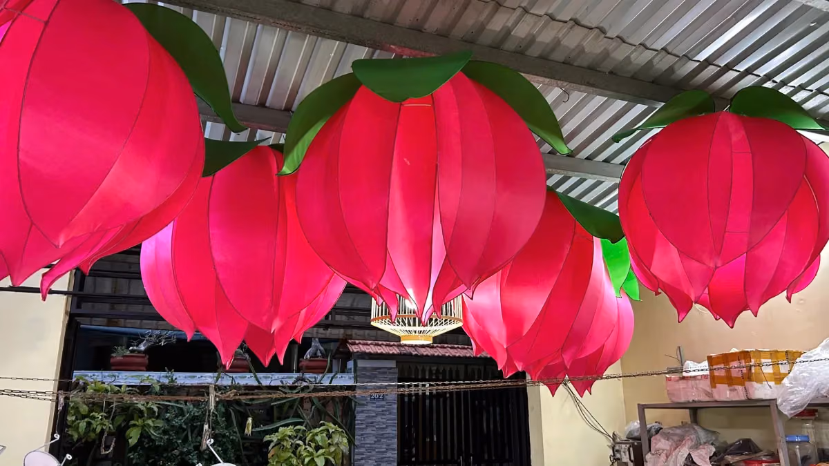 Đèn vải hình hoa đào hồng trắng trang trí — vải màu sáng nhiều lớp cánh