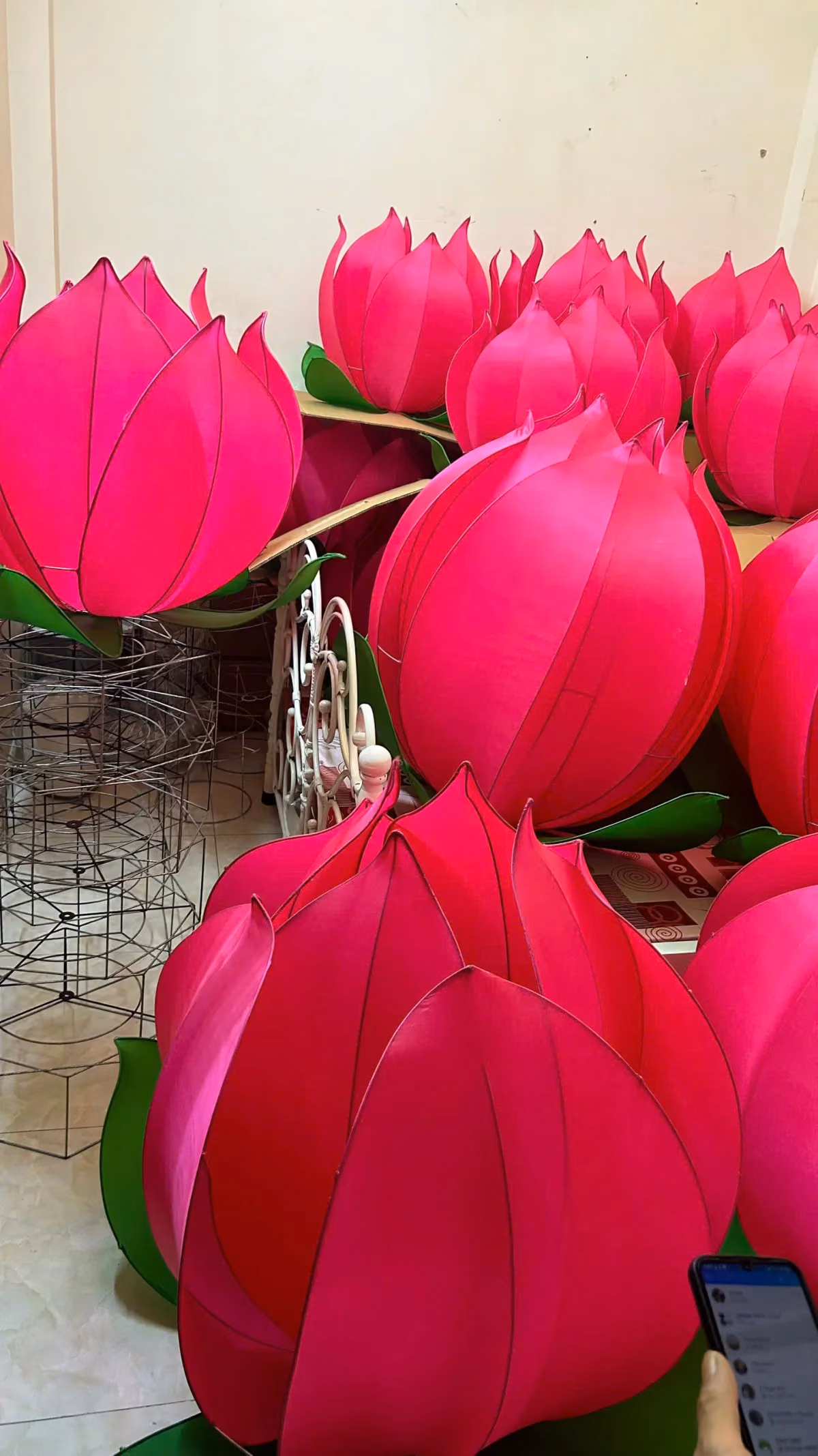 Đèn vải hình hoa sen màu hồng gân — vải có hoa văn dệt nổi kiểu Á Đông