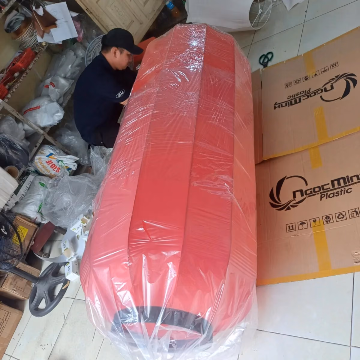 Đèn vải trụ màu đỏ đang được đóng gói cẩn thận tại xưởng KAHA