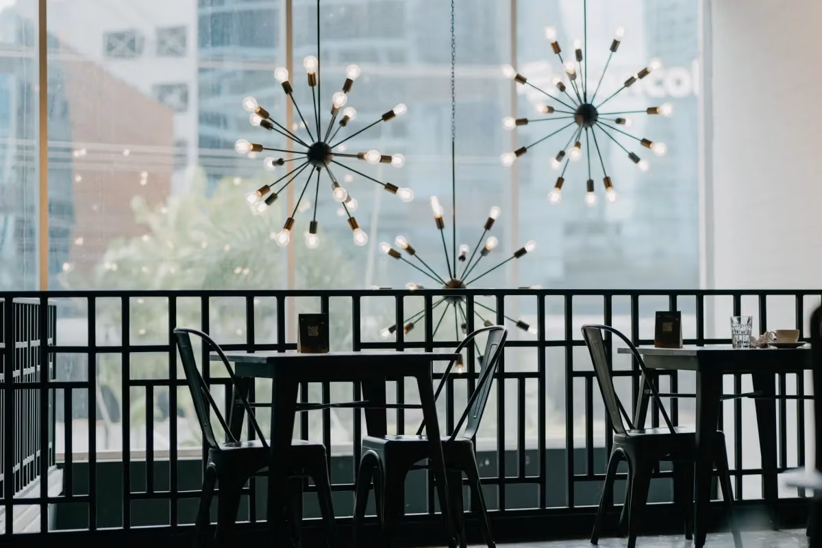 Thiết Kế Đèn Trang Trí Quán Café — Nâng Tầm Không Gian Cafe Specialty — ảnh minh họa