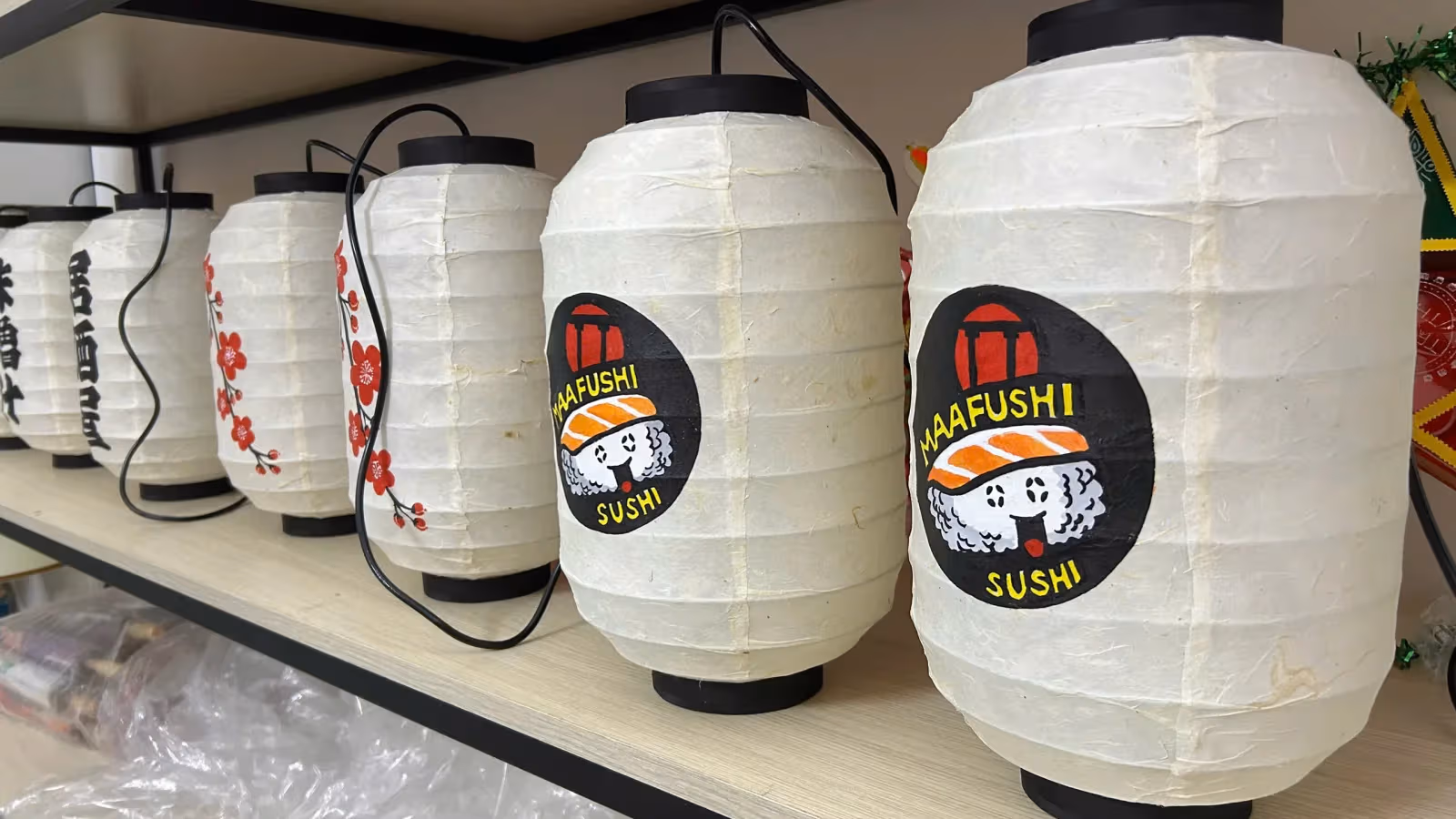 đèn giấy dó trụ in logo KAAFUSHI SUSHI và hoa sakura cho quán izakaya kaha