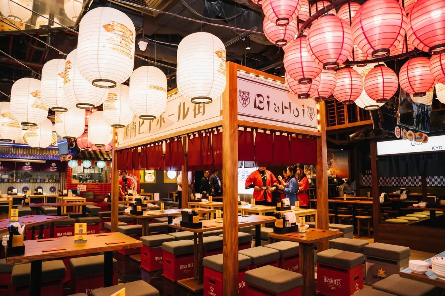 Beer hall phong cách Nhật với đèn lồng đỏ và trắng náo nhiệt Beer hall phong cách Nhật với đèn lồng đỏ và trắng náo nhiệt