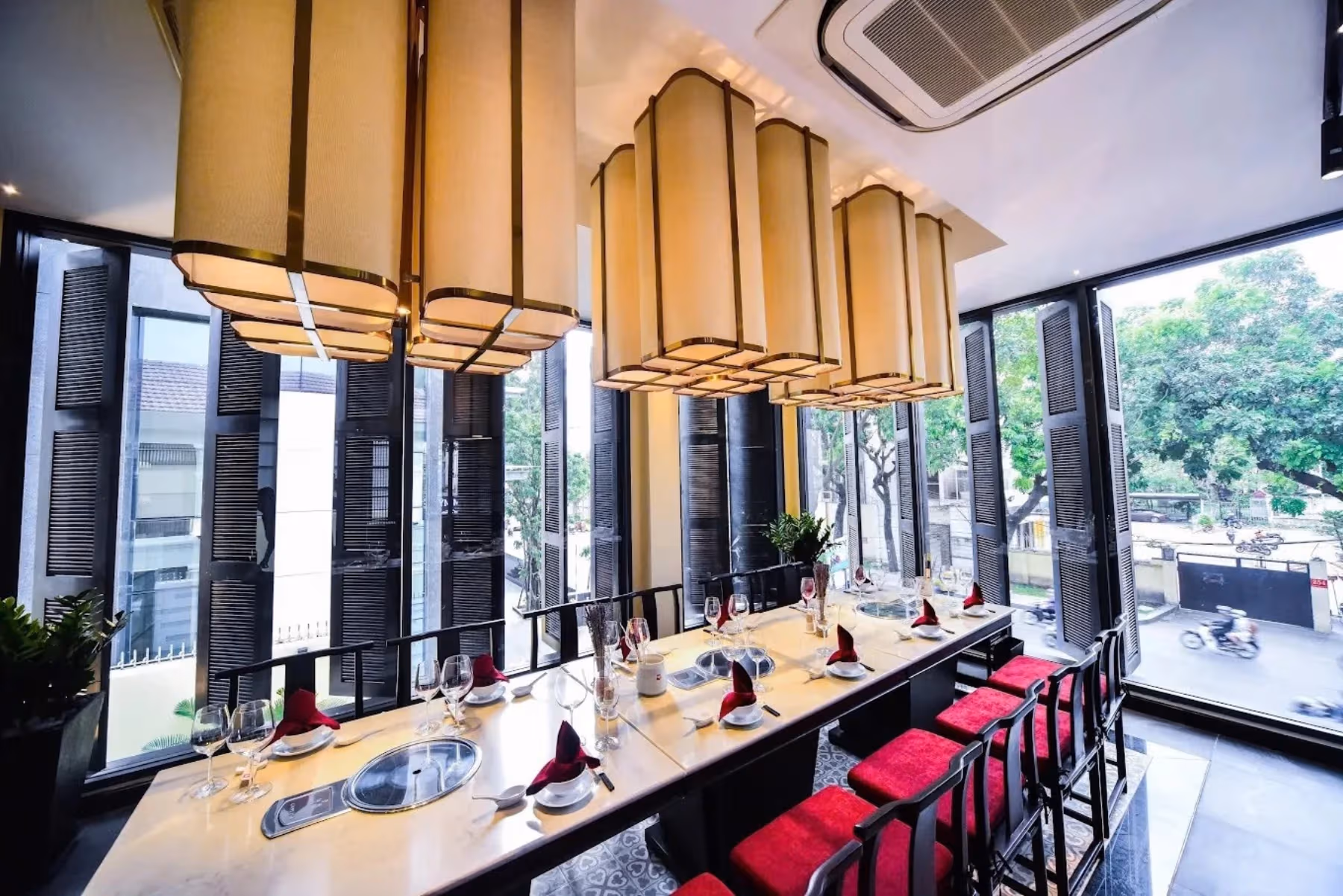 Đèn trang trí nhà hàng fine dining — đèn thả chao vải trắng treo trên bàn tiệc Đèn trang trí nhà hàng fine dining — đèn thả chao vải trắng treo trên bàn tiệc