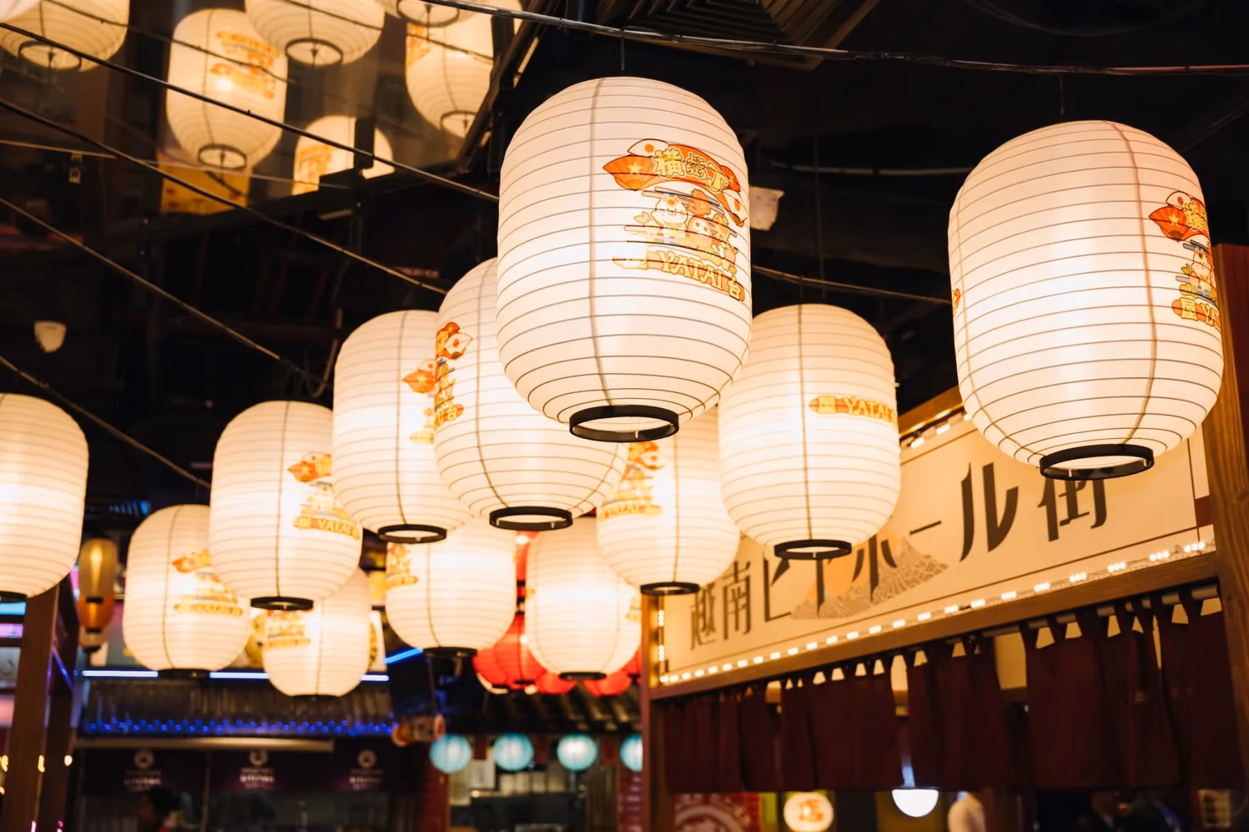 Quán izakaya Nhật với cụm đèn lồng vải trắng truyền thống Quán izakaya Nhật với cụm đèn lồng vải trắng truyền thống