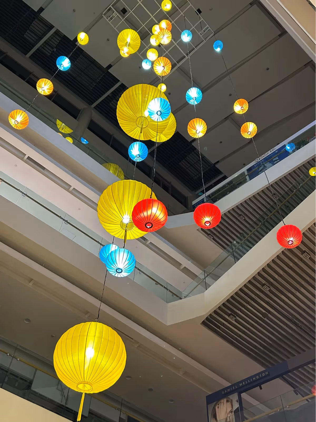 đèn thả trần thông tầng cụm đèn vải nhiều màu thả so le atrium nhiều tầng xưởng kaha
