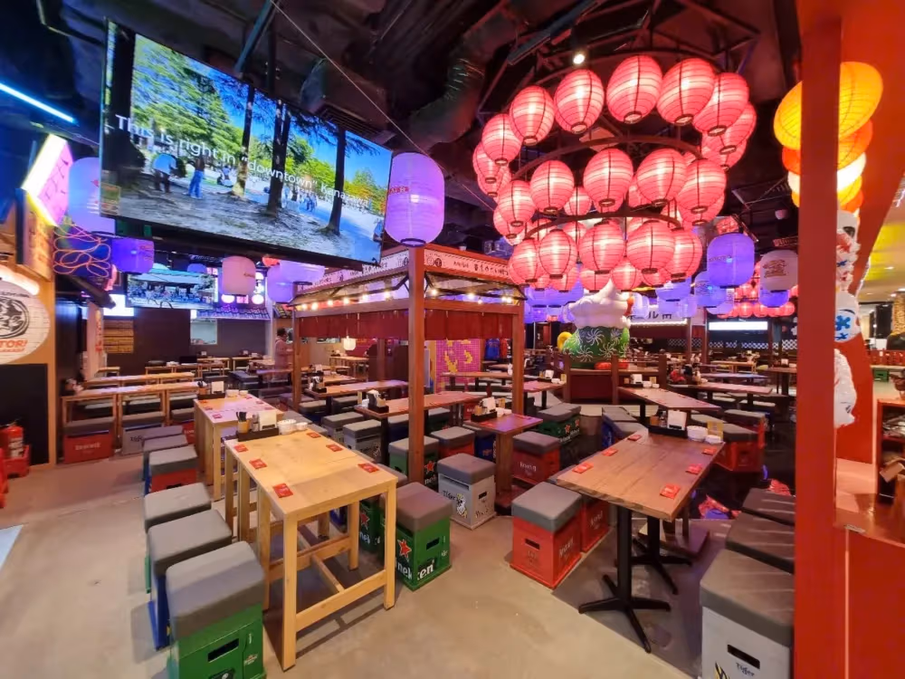 cụm lồng đèn đỏ trần beer hall nhìn toàn cảnh kaha