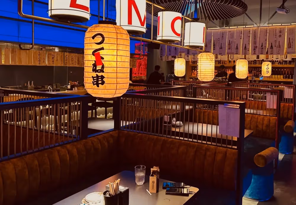 lồng đèn trụ kanji izakaya Nhật nội thất gỗ tối kaha