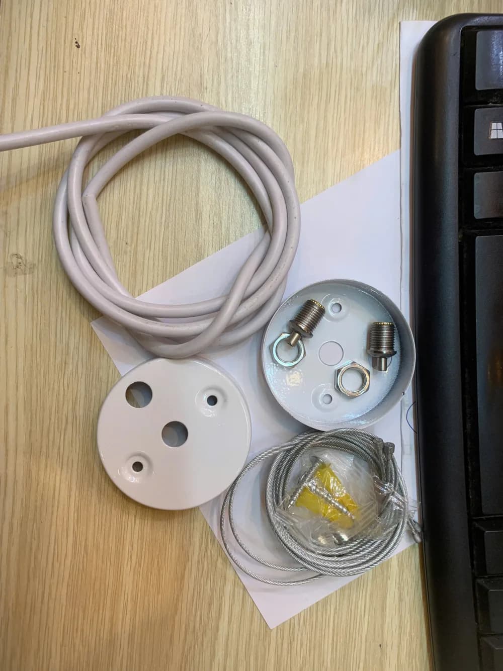 bộ phụ kiện đèn thả trần đầy đủ đế trần nhựa dây điện cáp thép ốc vít kaha