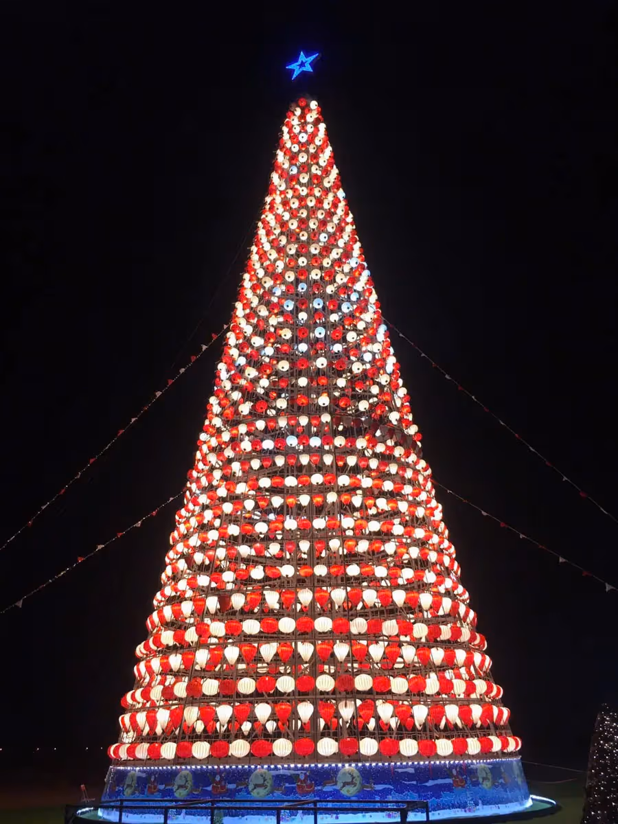 Cây thông Noel kết bằng hàng nghìn đèn lồng vải đỏ trắng do KAHA cung cấp, cao kỷ lục tại Việt Nam