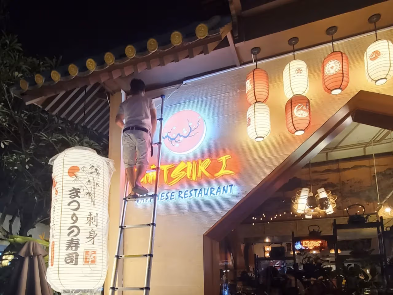 Đèn lồng kiểu Nhật KAHA cung cấp cho mặt tiền nhà hàng sushi Việt Nam