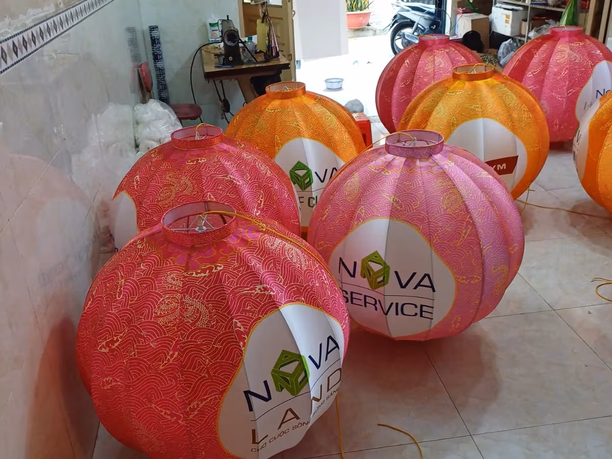 Đèn lồng vải in logo Novaland và Nova Service do KAHA gia công tại xưởng