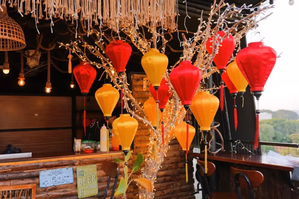 Đèn lồng nhiều màu trang trí không gian sự kiện