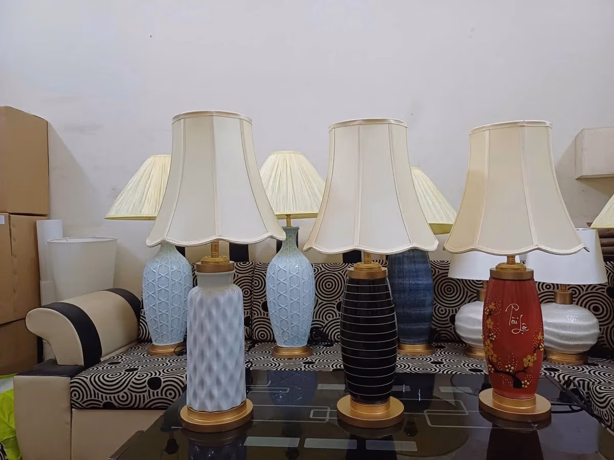 Ba chụp đèn vải dáng chuông viền sóng lắp trên đèn bàn gốm — mẫu KAHA