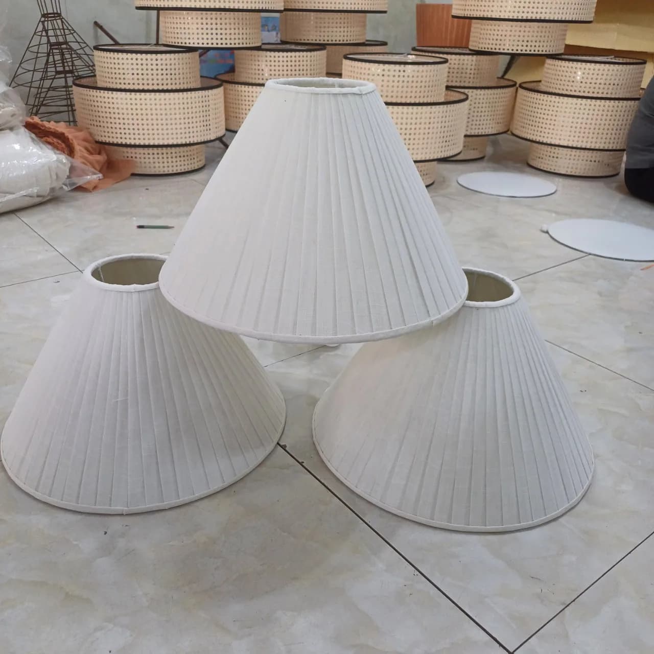 Bộ bốn chụp đèn vải dáng nón xếp ly nhiều cỡ khác nhau