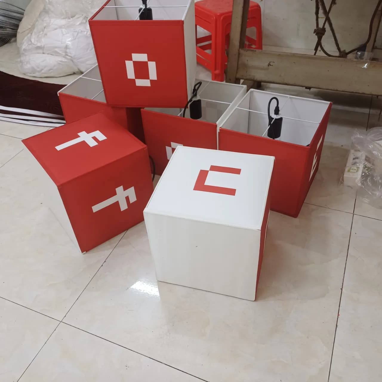 Bộ hộp đèn vải dáng vuông màu đỏ in chữ thương hiệu