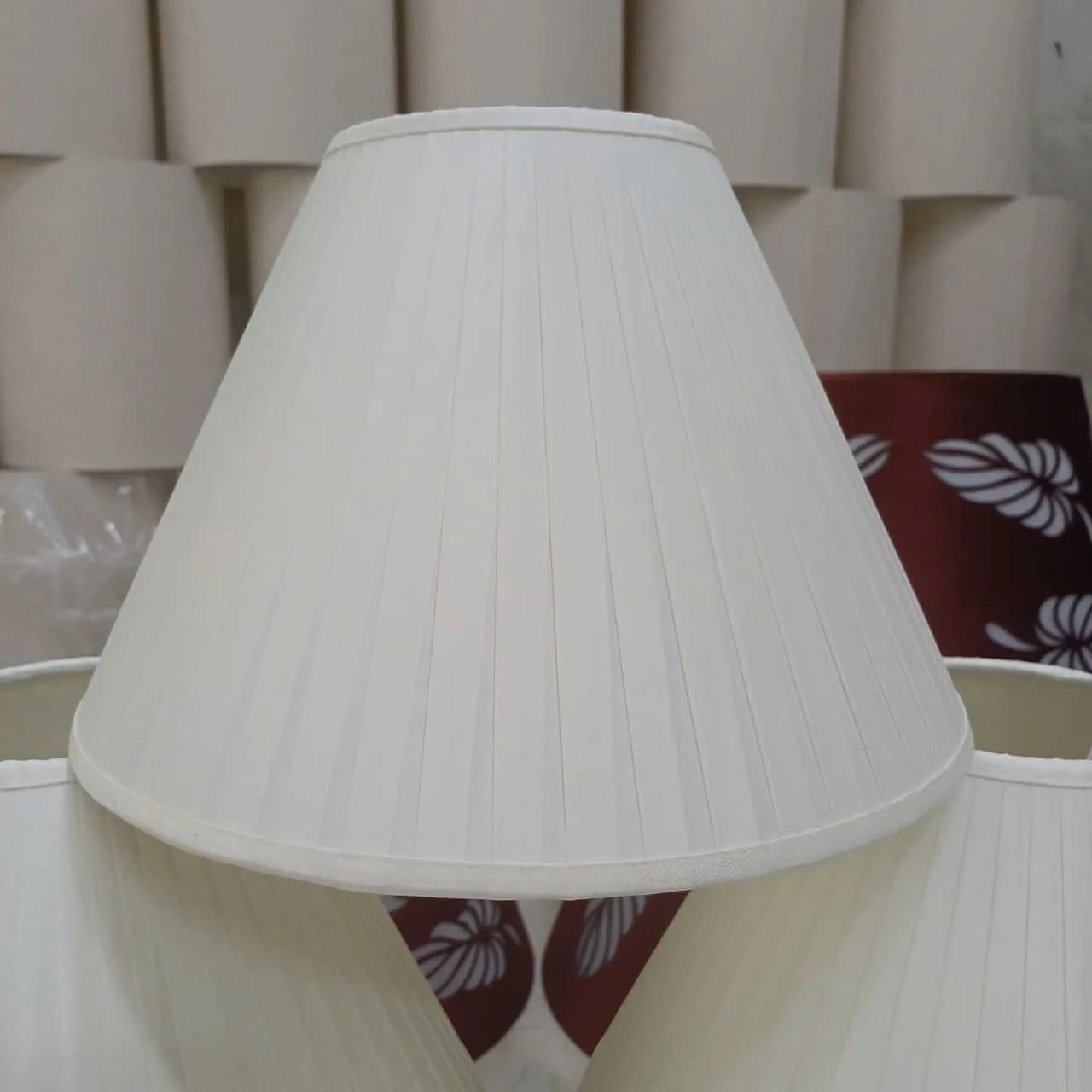 Cận cảnh chụp đèn vải dáng nón xếp ly màu trắng