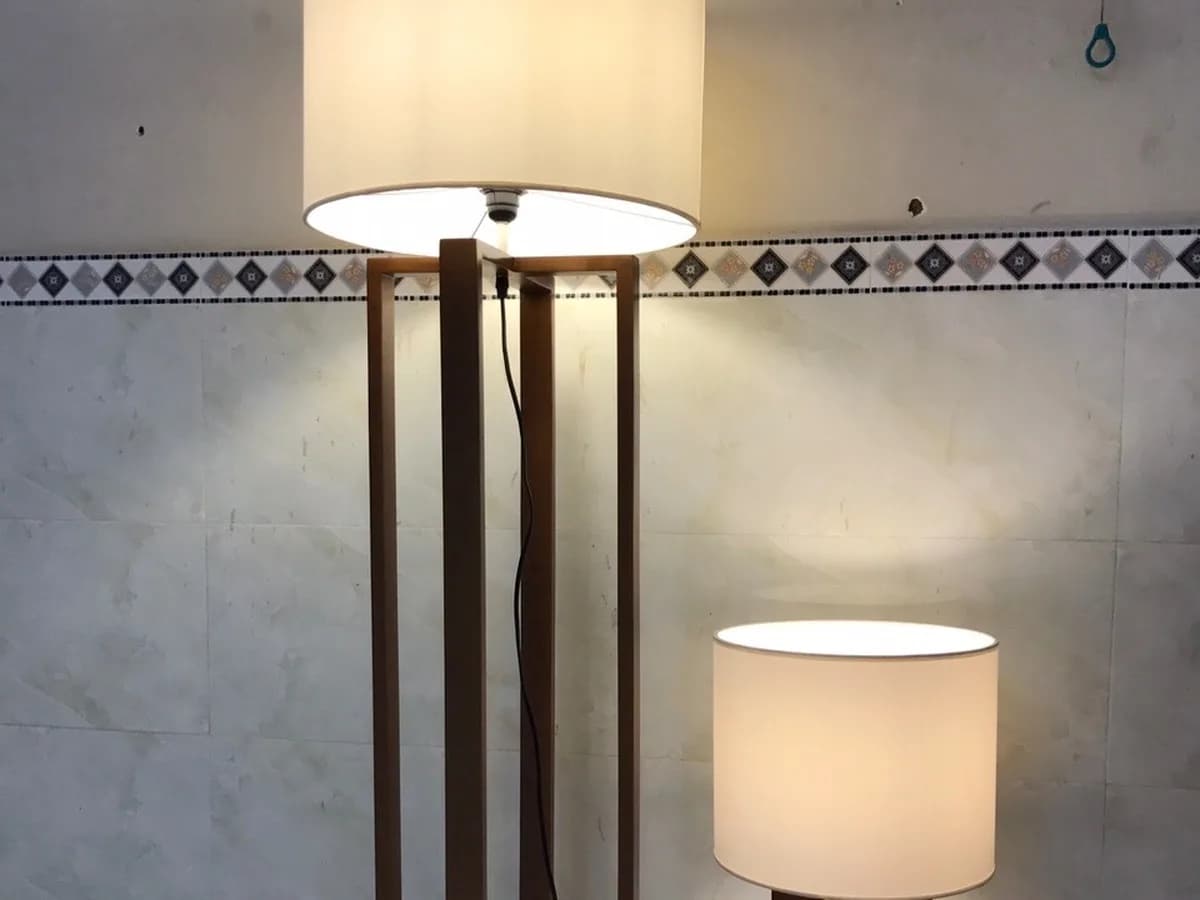 Cặp đèn cây chụp vải trống phát sáng trên nền gạch hoa — sản phẩm KAHA