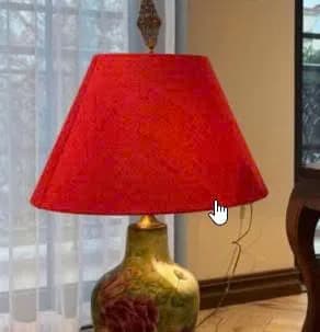 Chụp đèn vải màu đỏ dáng nón lắp trên chân đèn bàn gốm