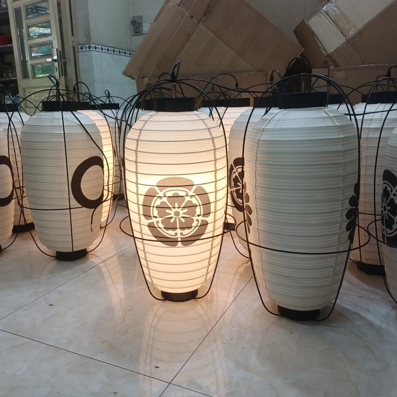 Dãy đèn lồng kiểu Nhật in logo đang phát sáng