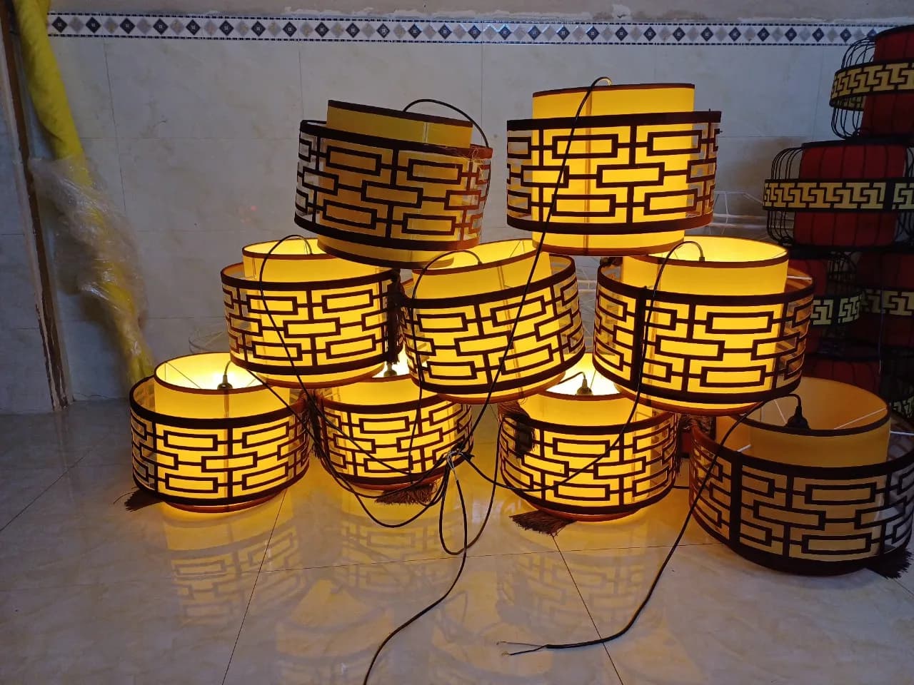 Đèn lồng vải dáng vuông hoa văn chữ Hán màu vàng xếp thành lô