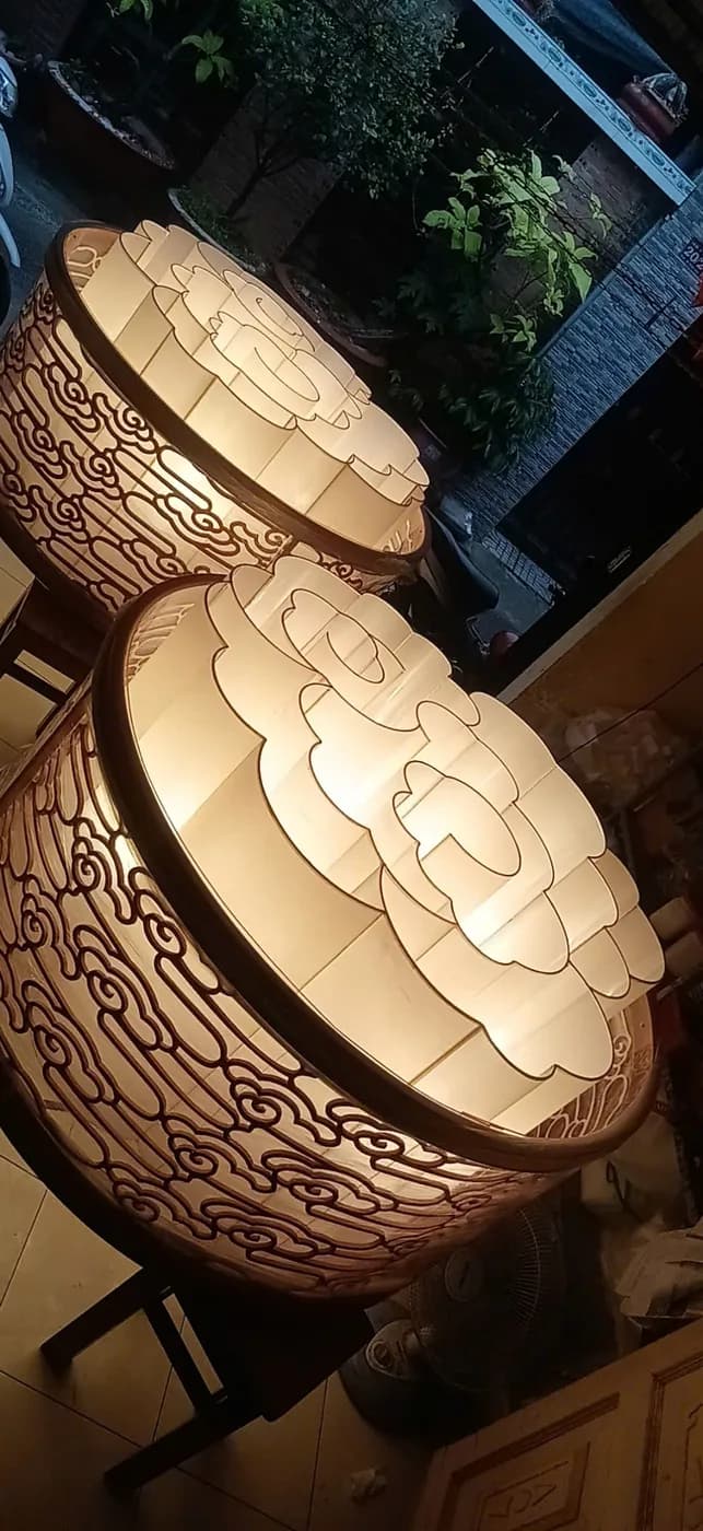 Đôi đèn dáng trụ bọc vải hoa văn nổi treo ngoài hiên