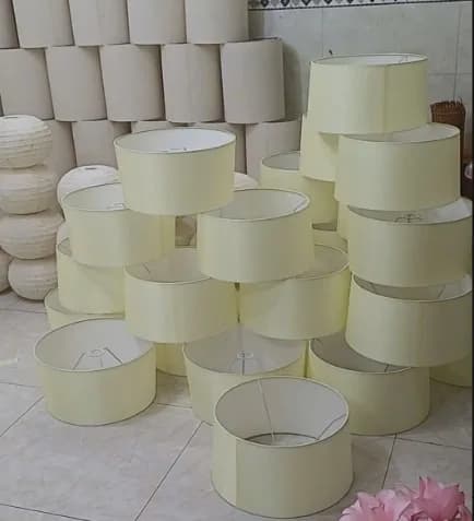 Kho chụp đèn vải dáng trụ màu kem xếp chồng nhiều tầng