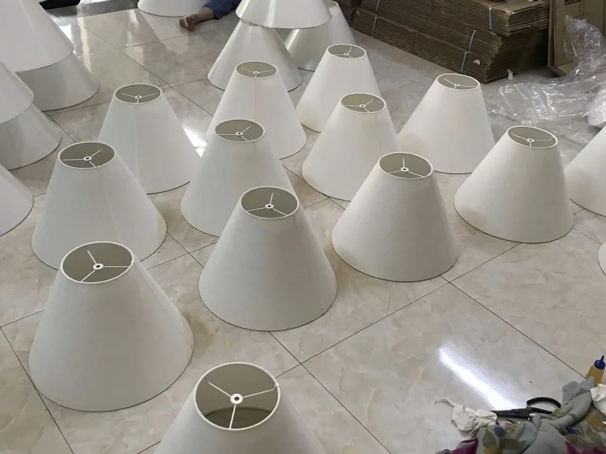 Lô hơn 20 chụp đèn vải dáng nón màu trắng vừa sản xuất tại xưởng KAHA